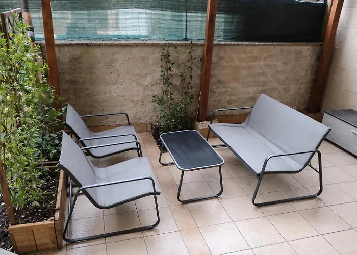 Golden - Golden With Private Kitchen And Garden - Close To Metro C Guest house *